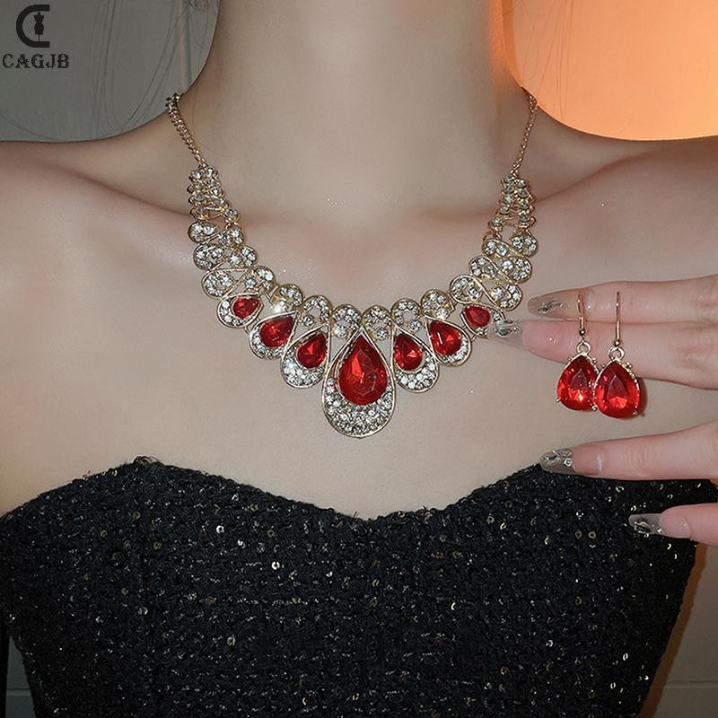 Bộ trang sức thời trang lấp lánh bao gồm vòng cổ và bông tai, món quà hoàn hảo cho bữa tiệc của cô ấ