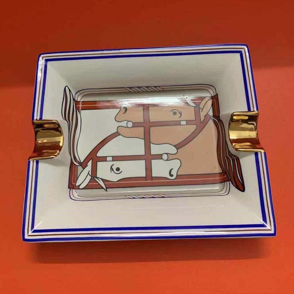 2Z4V Ceramic cigar ashtray with gold trim, suitable for office and home use