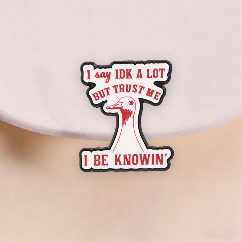 Trâm cài men ngỗng ngộ nghĩnh 'I Say IDK But Trust Me 'Text Ghim ve áo đáng yêu dành cho những người