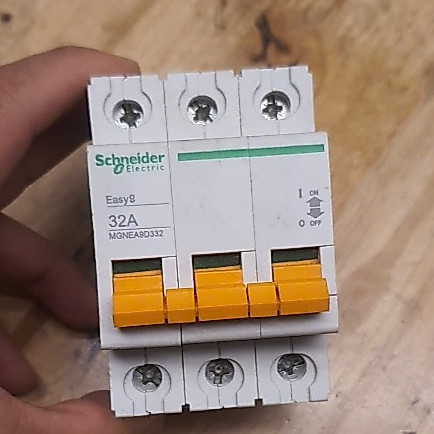 MCB Schneider Easy9 3P 32A – CB Tép 3 Pha AC 32A Lõi Đồng Cho Tủ Điện Công Nghiệp Solar