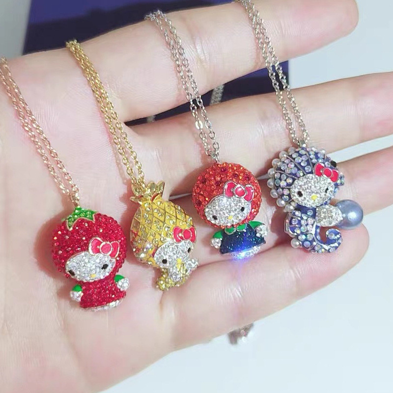 Hàng sẵn có [Túi quà tặng hộp] Swarovski Swarovski Đầu dưa hấu dứa dâu dễ thương Vòng cổ mèo Hello K