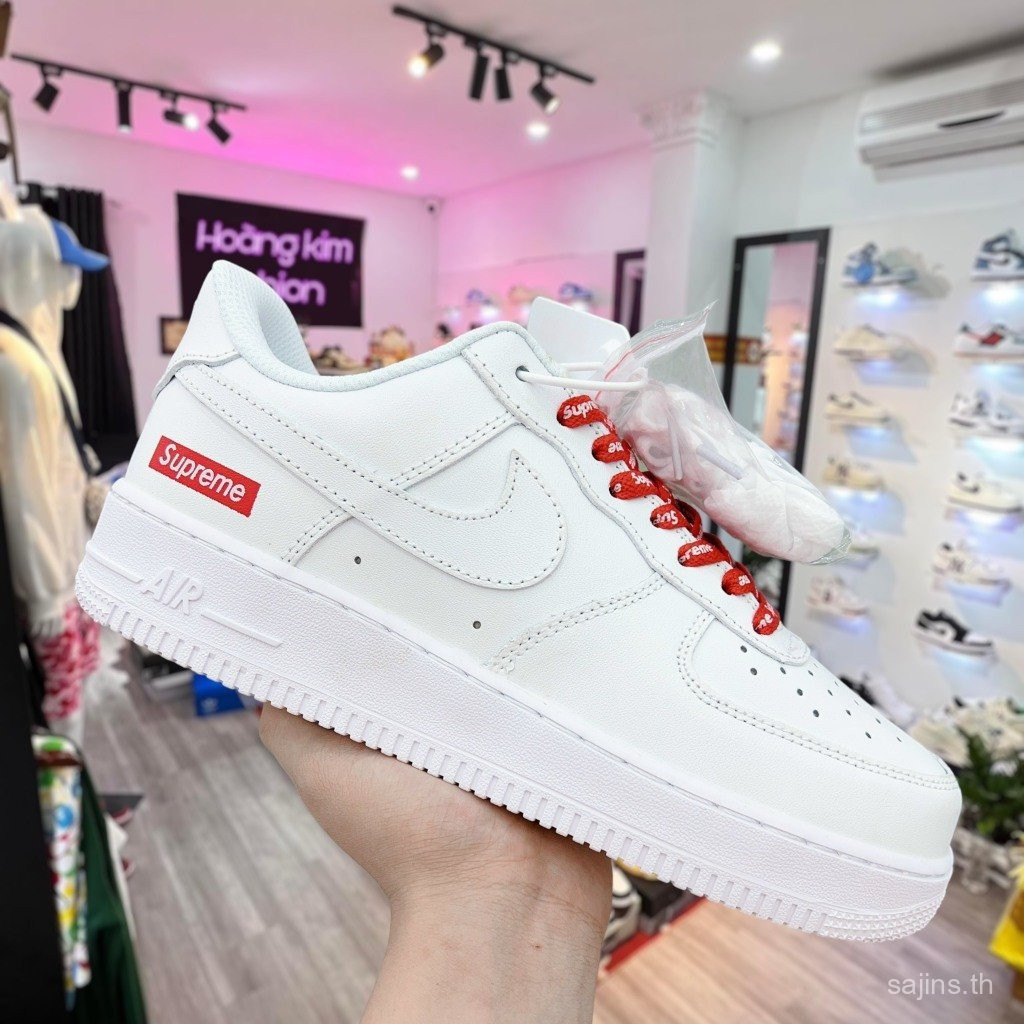Giày thể thao Supreme Air Force 1 màu trắng, hoàn chỉnh kèm hộp, mẫu mới nhất.