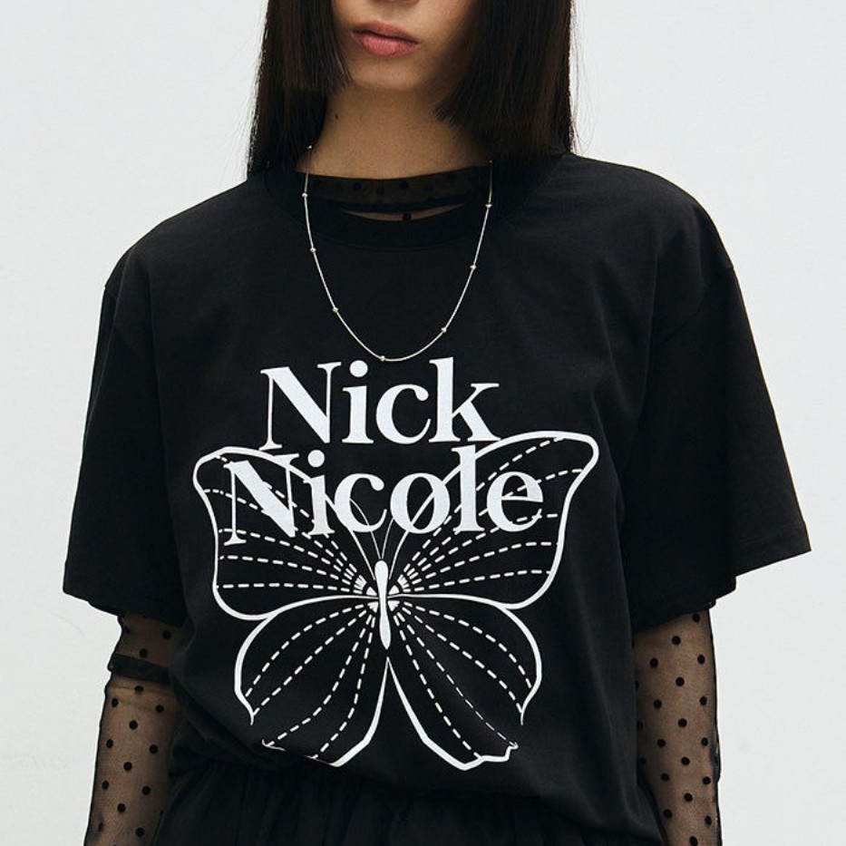 Nick Nicole Áo Thun Unisex Hàn Quốc với họa tiết bướm và chữ, giá giảm