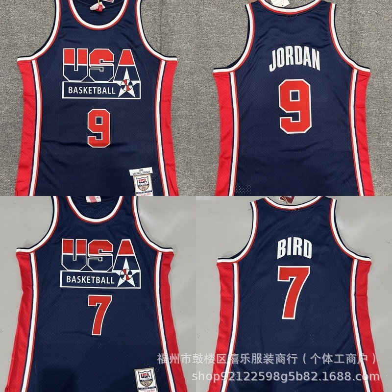 Áo đấu MN mùa giải 1992, của Đội tuyển Mỹ Dream Team One, màu xanh đậm, số 9 Jordan, số 15 Johnson, 
