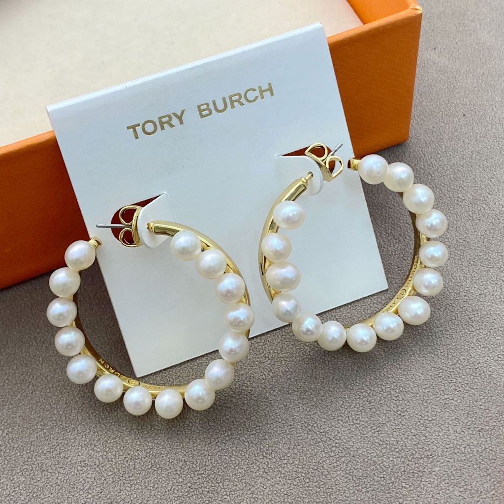 New light luxury minimalist style925Silver needle earrings exude elegance C Fashionable pearl earrin