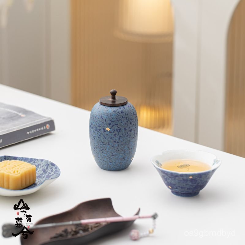 Hũ đựng trà gốm sứ mini hình con bướm tím điểm vàng vẽ tay, hũ đựng kín, hũ đựng trà gia dụng nhỏ.