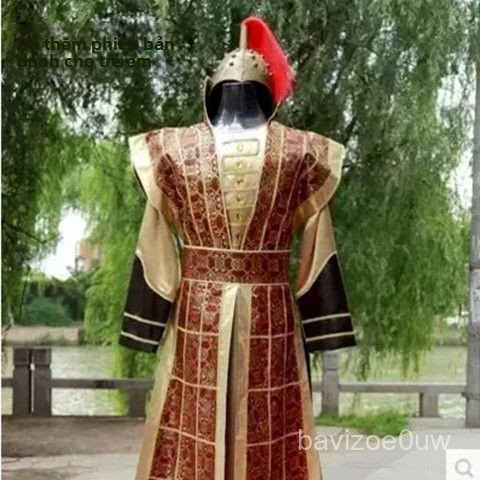 Trang phuc co trang nam trieu Dai Han Tuong quan kiem khach ao dai rong bieu dien