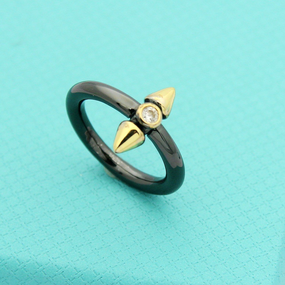K8CH The ring and arrow are the same for both men and women t Black bullet-shaped diamond letter cou