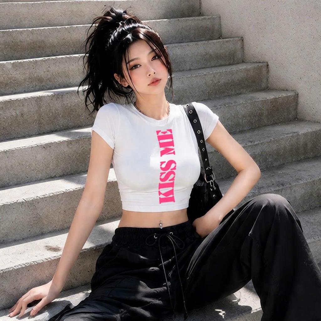 Áo Thun Croptop Ngắn 38cm Form Ôm Body Nữ Tôn Dáng In Chữ KISS ME - Thời Trang Nữ Cá Tính Hot Trend 
