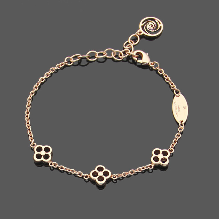QCT5 v Letter floral four-leaf clover bracelet set for women, hollowed-out design3Gold