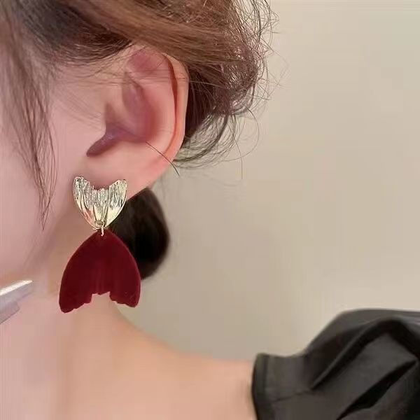 Elegant and luxurious, niche style tq Fashionable and lightweight new red earrings, high-end ear acc