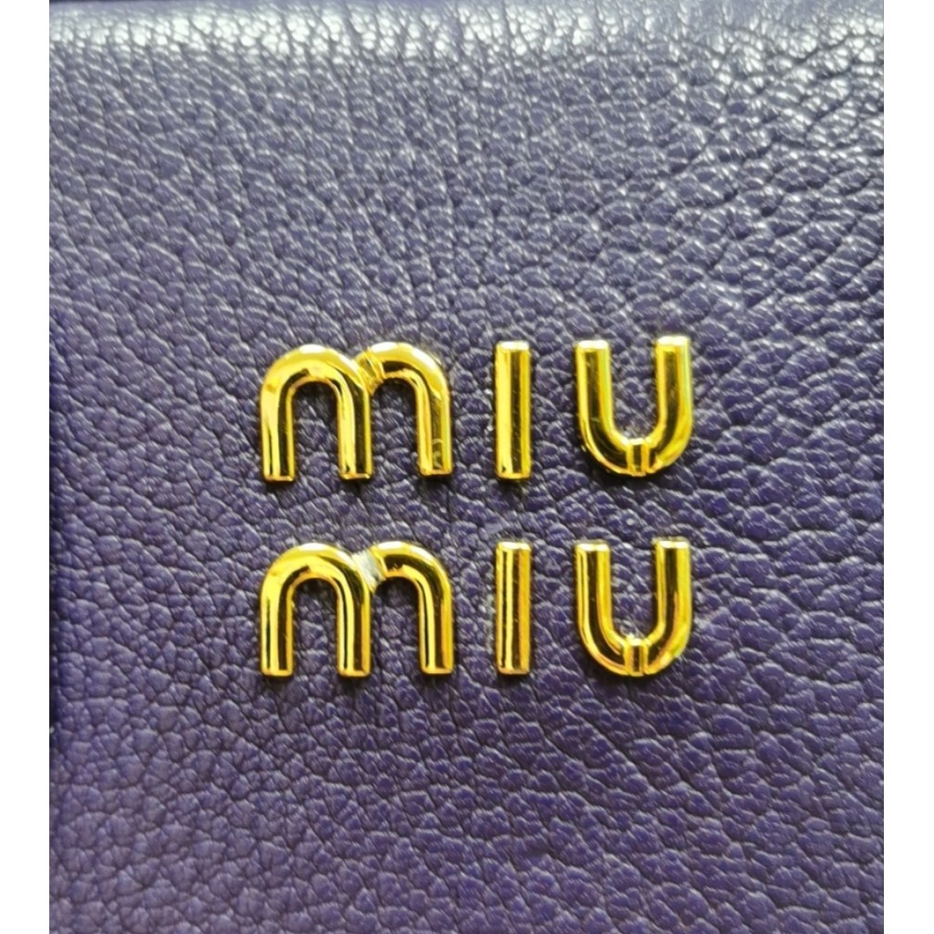 Miu Home Túi xách phần cứng Túi phong cách mới Miu Gold Slippery Letter Trọn bộ phụ kiện Túi xách nữ