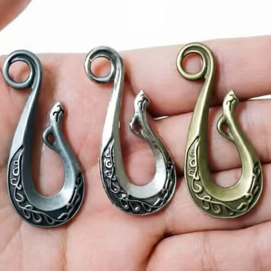 Mặt Dây Chuyền Móc Câu Maori New Zealand Mạ Bạc Vintage – Phụ Kiện Cá Tính Unisex - Hotrend