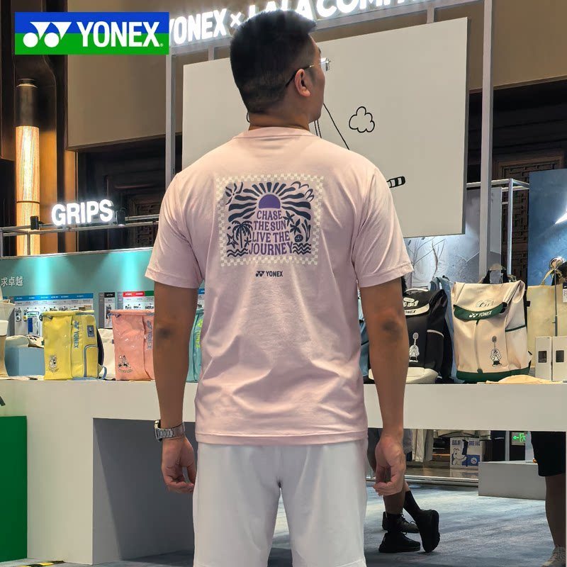 YONEX Beach Sun Palm Checkered Border Slogan Back Graphic Print Crew Neck T-Shirt Nam Nữ Soft Light 