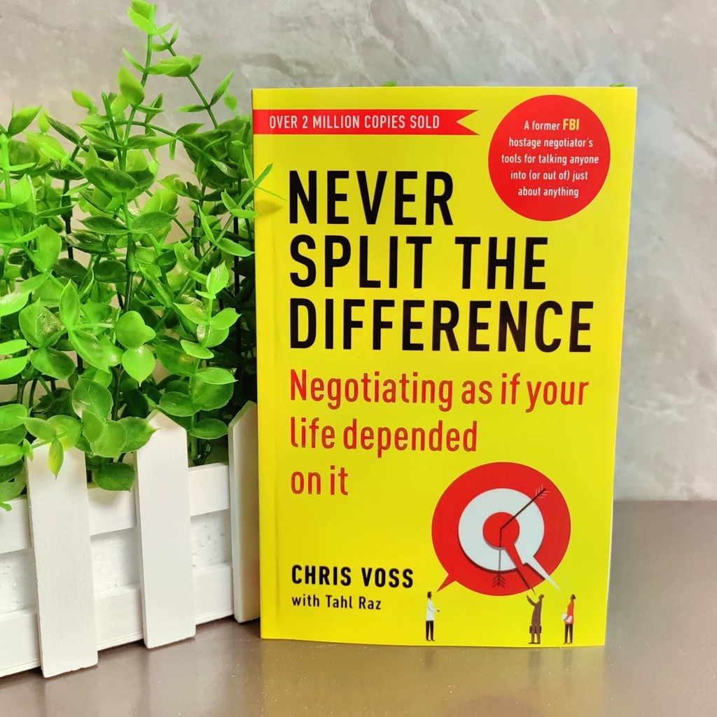 Never Split the Difference: Đàm phán mạnh mẽ, phiên bản tiếng Anh, hàng có sẵn