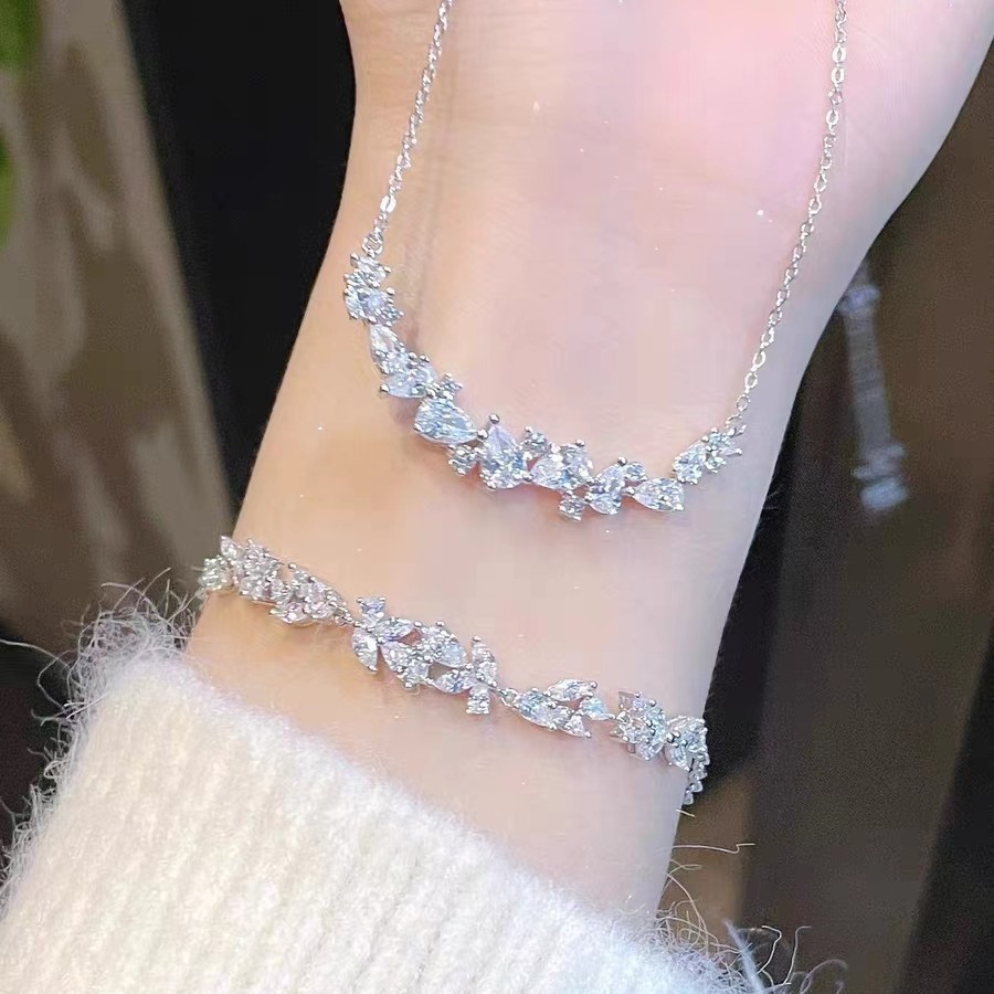 Vòng cổ hình cánh hoa lung linh và vòng tay hình cánh hoa lung linh phù hợp