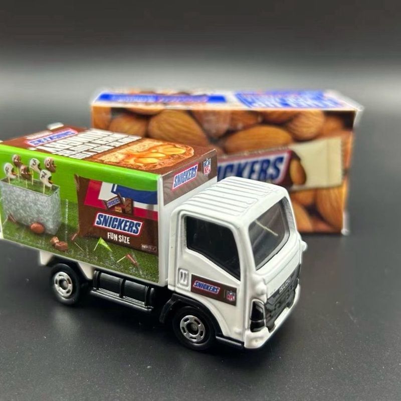 [Domeka] TOMY TOMICA Snickers Frame Transporter Isuzu ELF