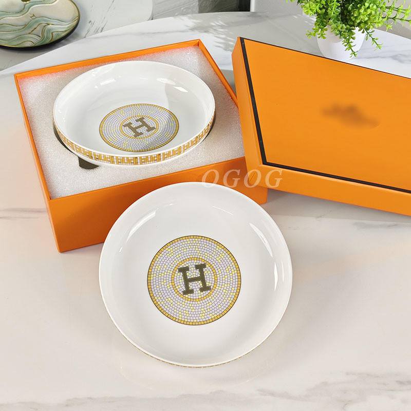 RJZO Ouge bone china are simple and elegant, including shallow plates, deep plates, and dinner plate
