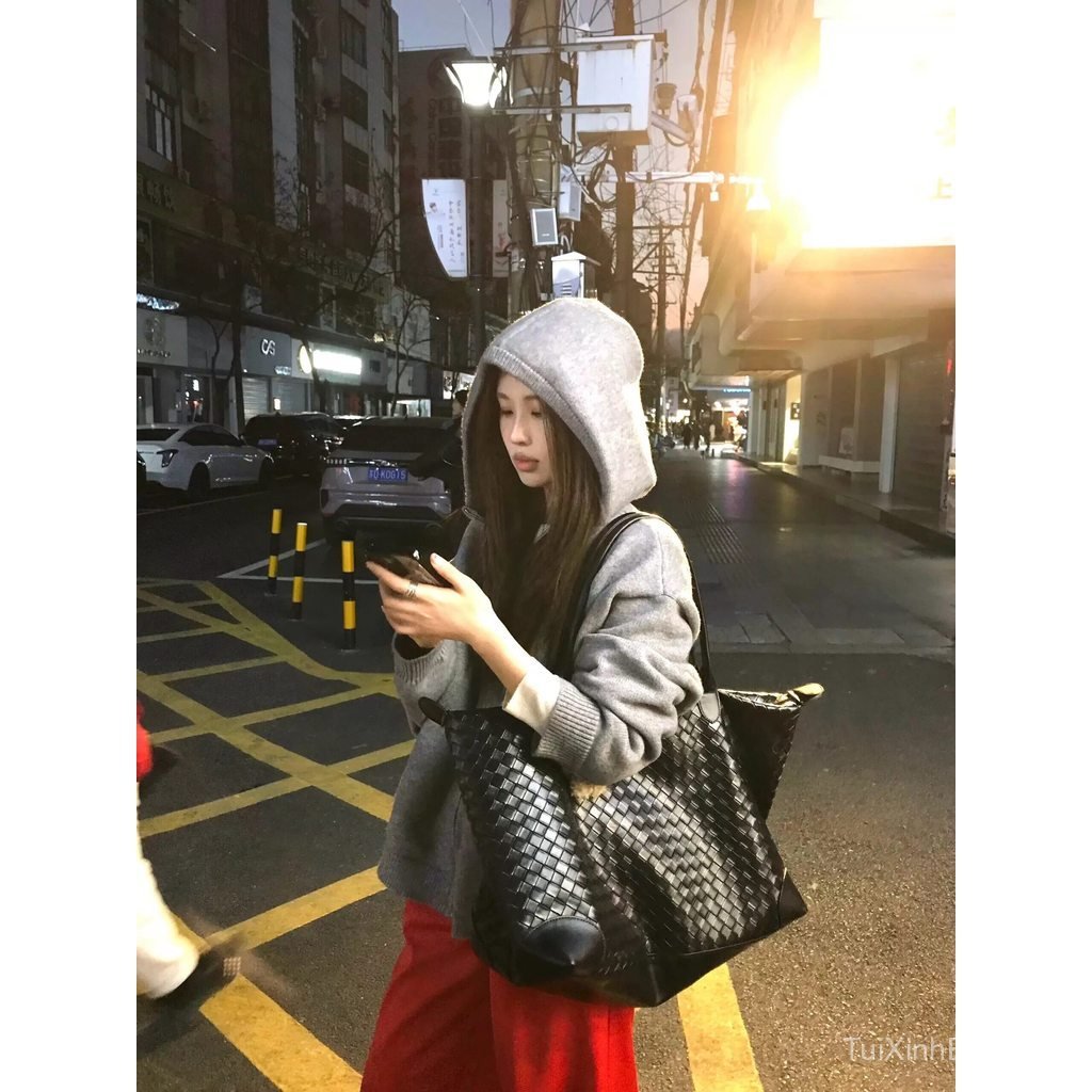 2026High-end hand-held shoulder woven bag, large-capacity commuter travel bag, lightweight travel ba