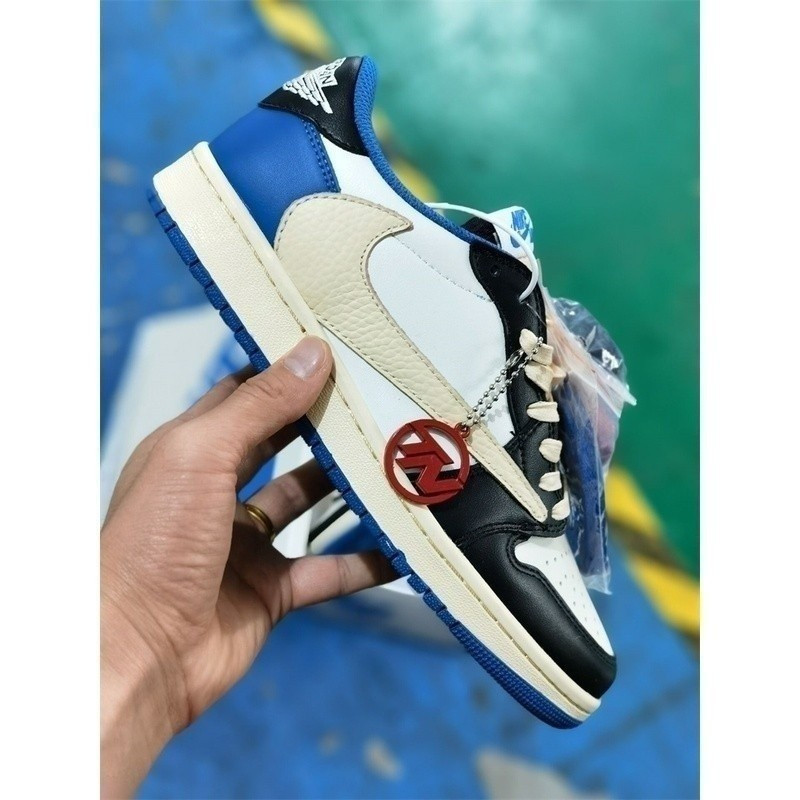 Travis Strikes X Reka Benpihan X Jordan Air Jordan 1 Low OG Sản xuất màu trắng THR Xanh và Trắng