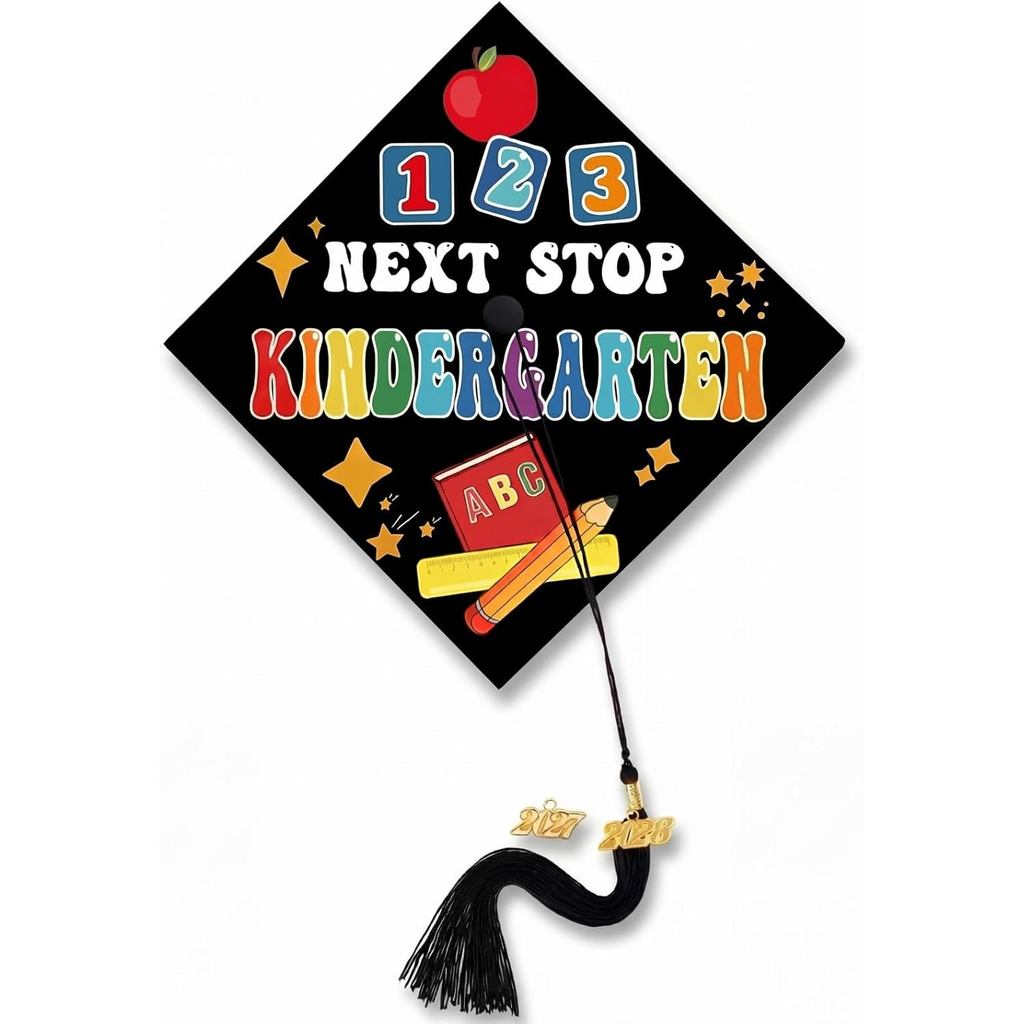 Mũ tốt nghiệp mẫu giáo Knitgrip Next Stop với Bùa năm tua rua 2026 2027, Topper mũ mầm non & mầm non