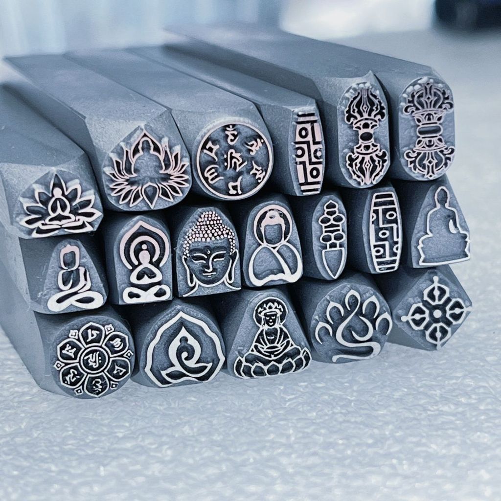 ❈ ❈ ❈ ❈ ❈ ❈ ❈ ❈ ❈ ❈ ❈ ❈ ❈ ❈ ❈ ❈ ❈ ❈ ❈ ❈ ❈ ❈ ❈ ❈ ❈ ❈ ❈ ❈ ❈ ❈ Vòng tay Jiyan vàng và bạc khắc trang sứ