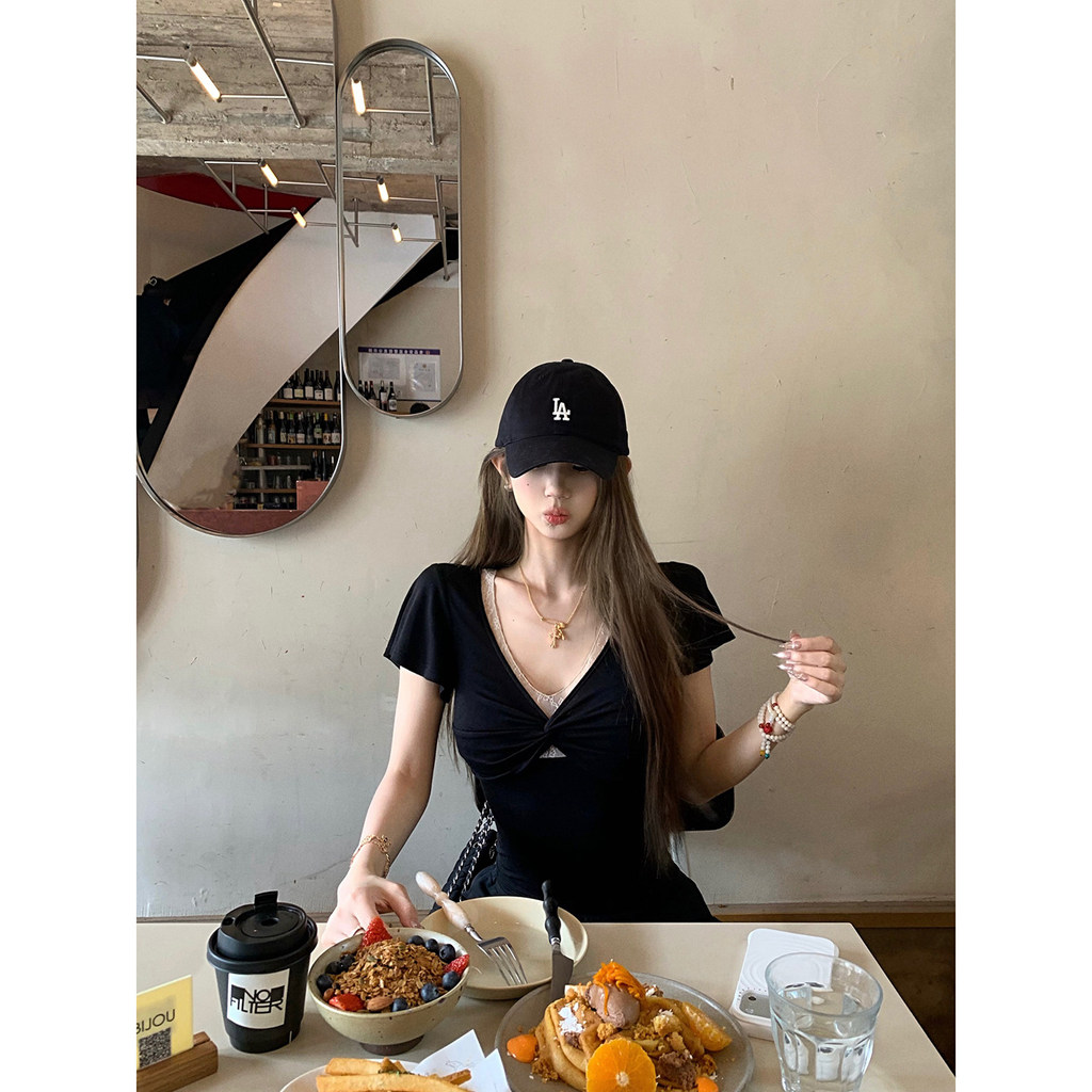 Tongiiuu Reverse Enrique Cổ Chữ V Ren Xoắn Ngắn Tay Áo Thun Nữ Slim-Fit Slimer Look Tops Joyful TYM