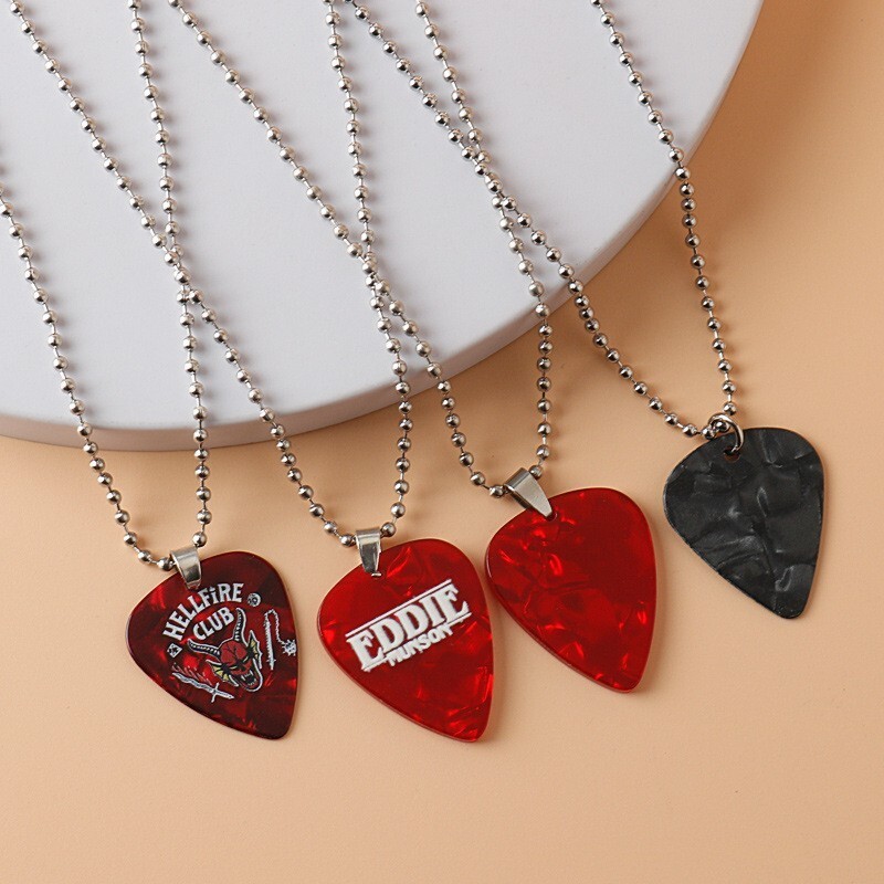 Hàng hóa Stranger Things Hình trái tim EDDIE In đỏ Hellfire Guitar Chọn trái tim Vòng cổ 811alpian