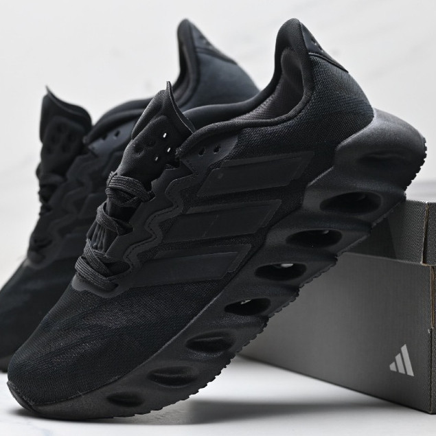 Giày thể thao Adidas SWITCH FWD M màu đen và giày chạy bộ thông thường