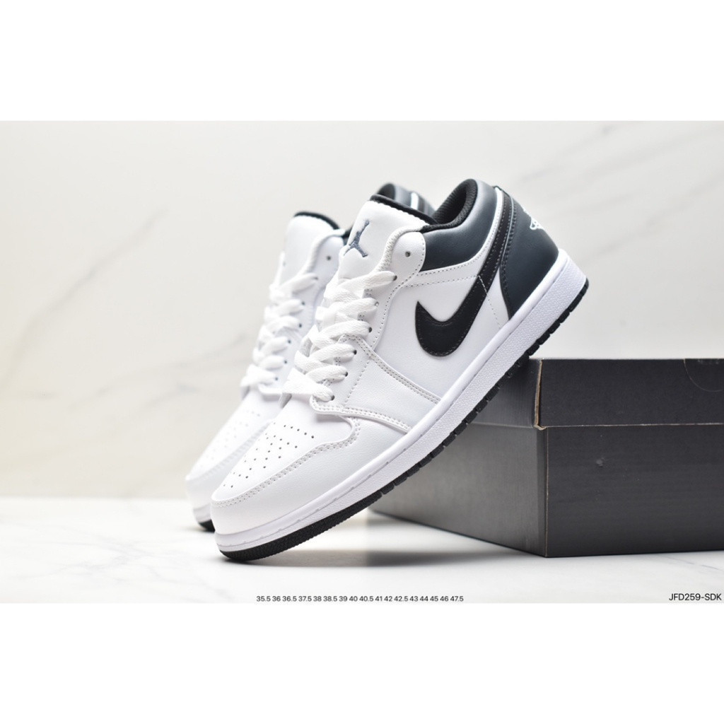 Kệ Air Jordan 1 Low White Black Hits năm 2024
