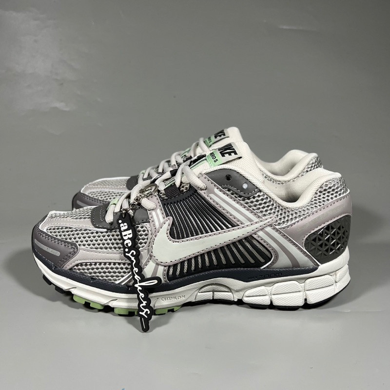 Vomero 5 Đá cuội và Pewter phẳng