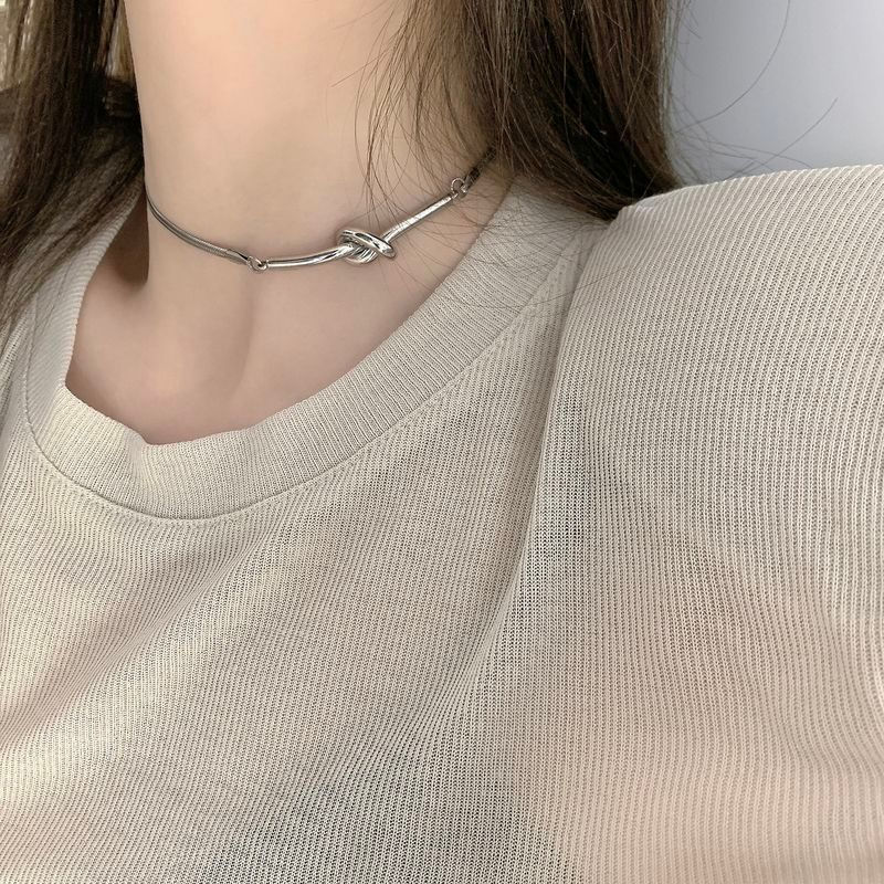 Neutral short collarbone-style knotted chain with zipper for easy wear ins Wind pp Niche luxury item