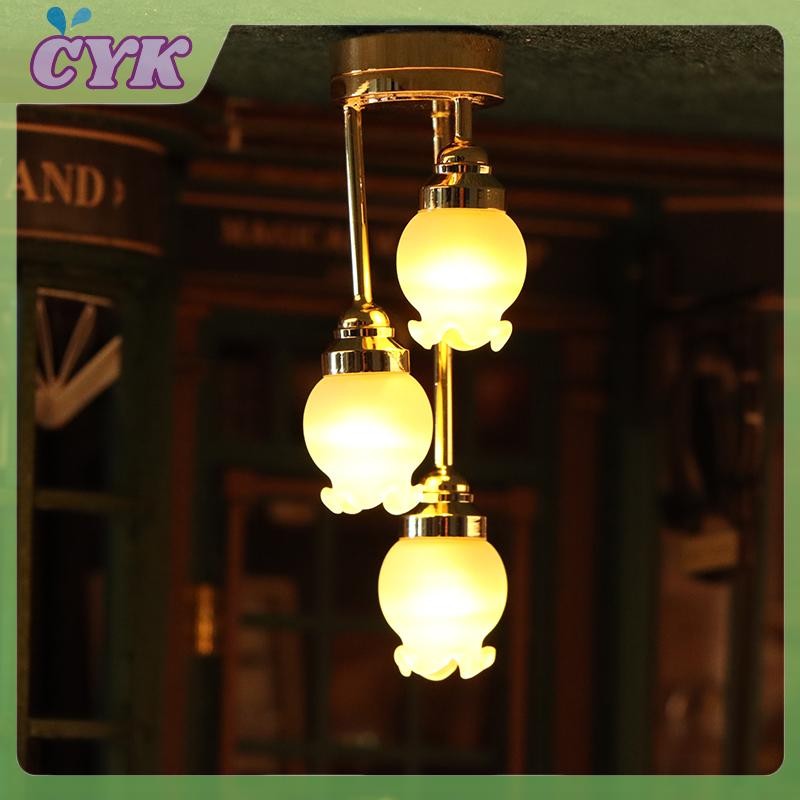 CYK 1: 12 Nhà búp bê Đèn chùm LED thu nhỏ Đèn trần Bud 3 đầu Búp bê Nhà phòng khách Đồ chơi trang tr