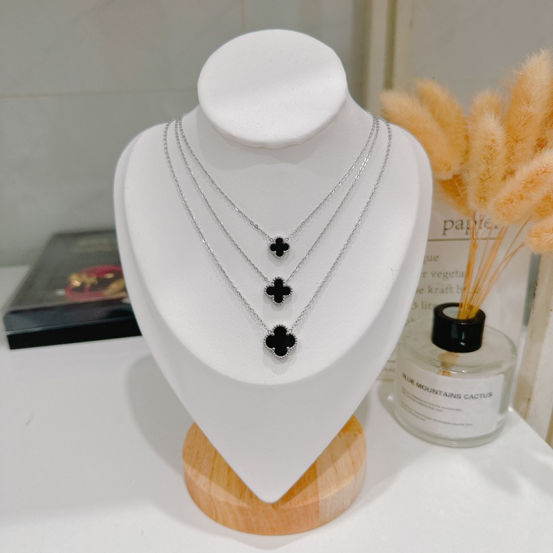 Vòng cổ titan cỏ bốn lá và hoa đen viền trắng