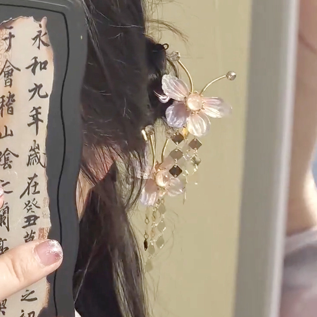 Butterfly hair accessory with ancient-style hairpin embellishments10y Hairpin u Tassel accessories, 