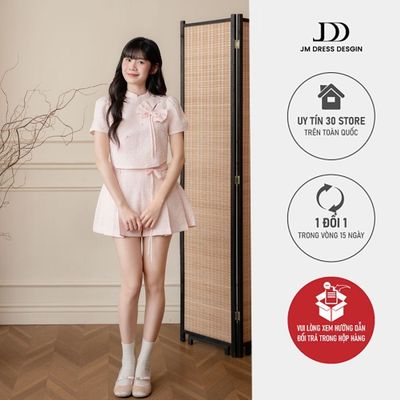 Set Áo Kiểu Cổ Tàu Dáng Ngắn Phối Nơ 2T56.2512, Quần Ngắn Xếp Ly Bung Đính Nơ 3S13.2512. Set Gấm Nơ Nữ Thanh Lịch JM