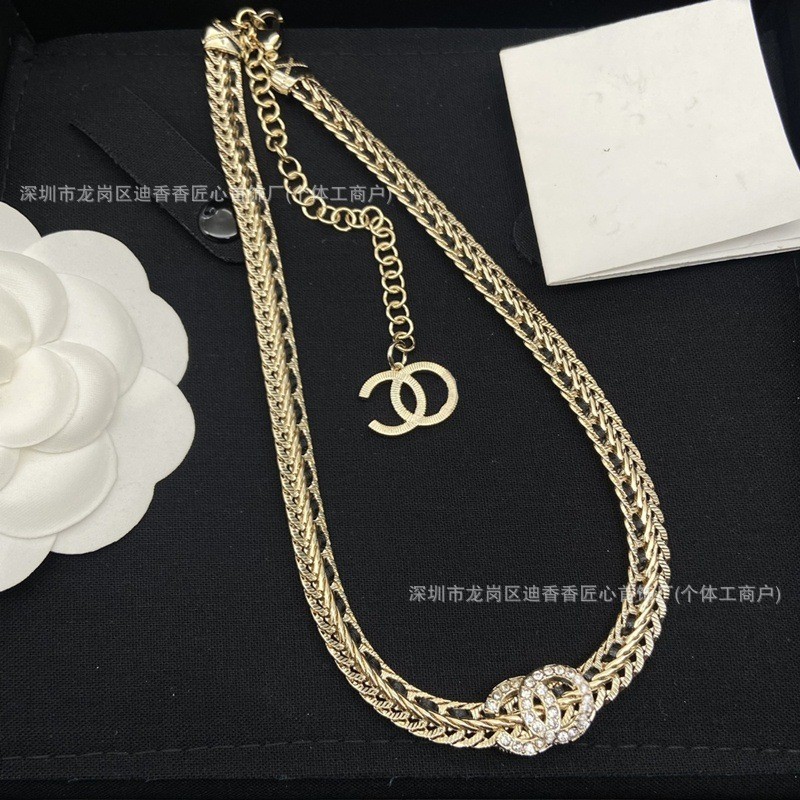 Wearing leather shoes C Short necklace, light luxury, elegant socialite collarbone chain, fashionabl