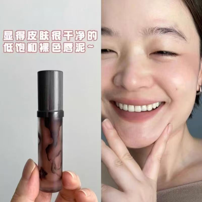 Peng Shiyuan recommends nude-colored, low-saturation lip mud that doesn't fade or transfer, with a m
