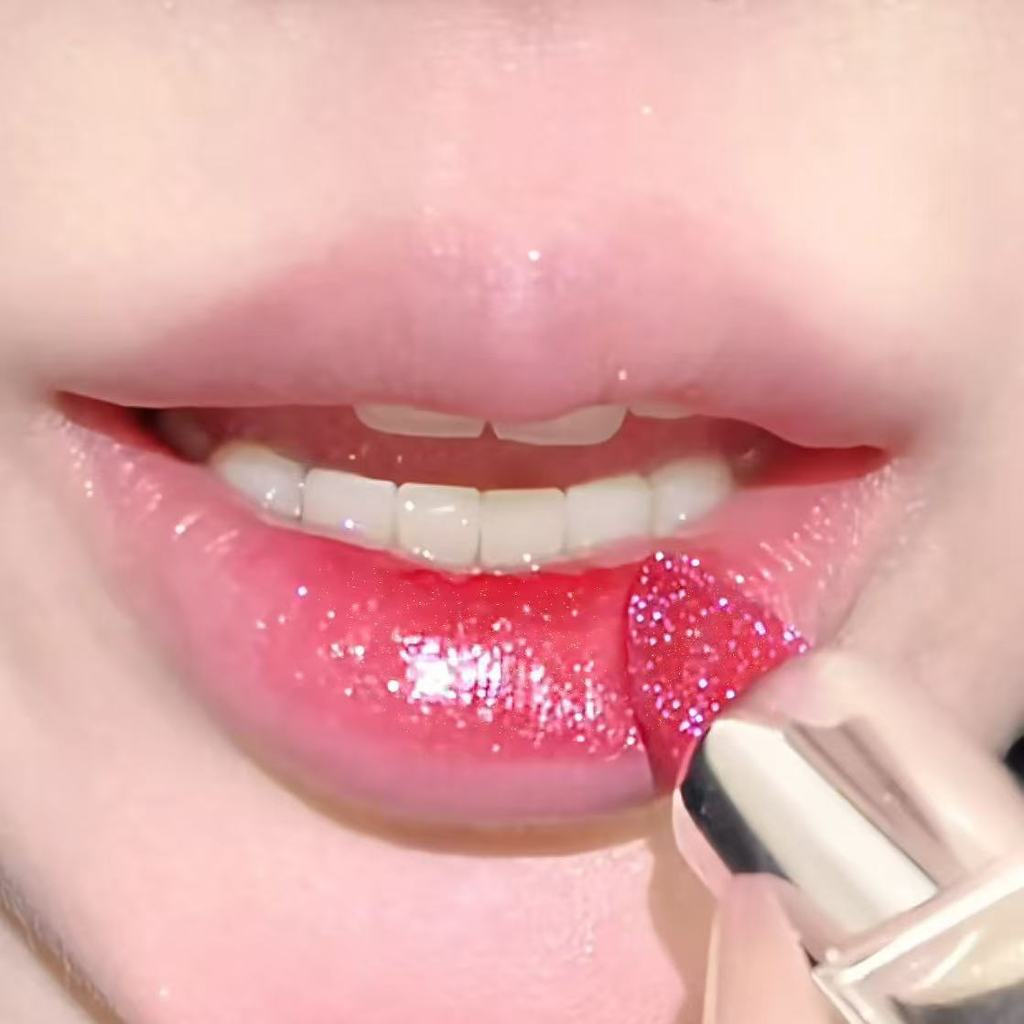 Delicate and translucent strawberry lipstick, delicate and moisturizing, gentle and elegant, high-en