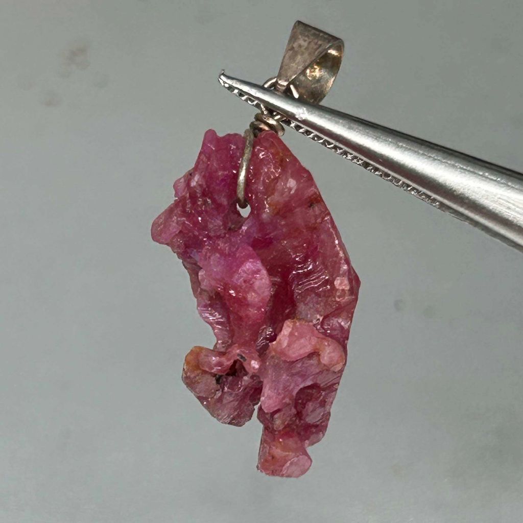 20340R10- TINH THỂ RUBY THIÊN NHIÊN KHÔNG XỬ LÝ (Móc bạc 925) 9.7 Carat