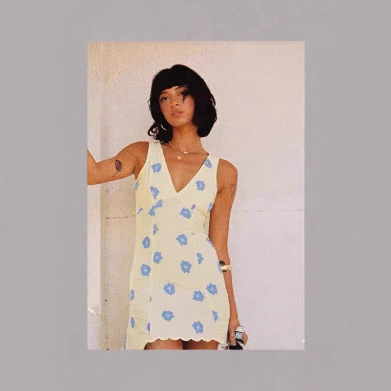 VJP5 princess polly Australian brand floral linen blend with contrasting colors V Collared sleeveles