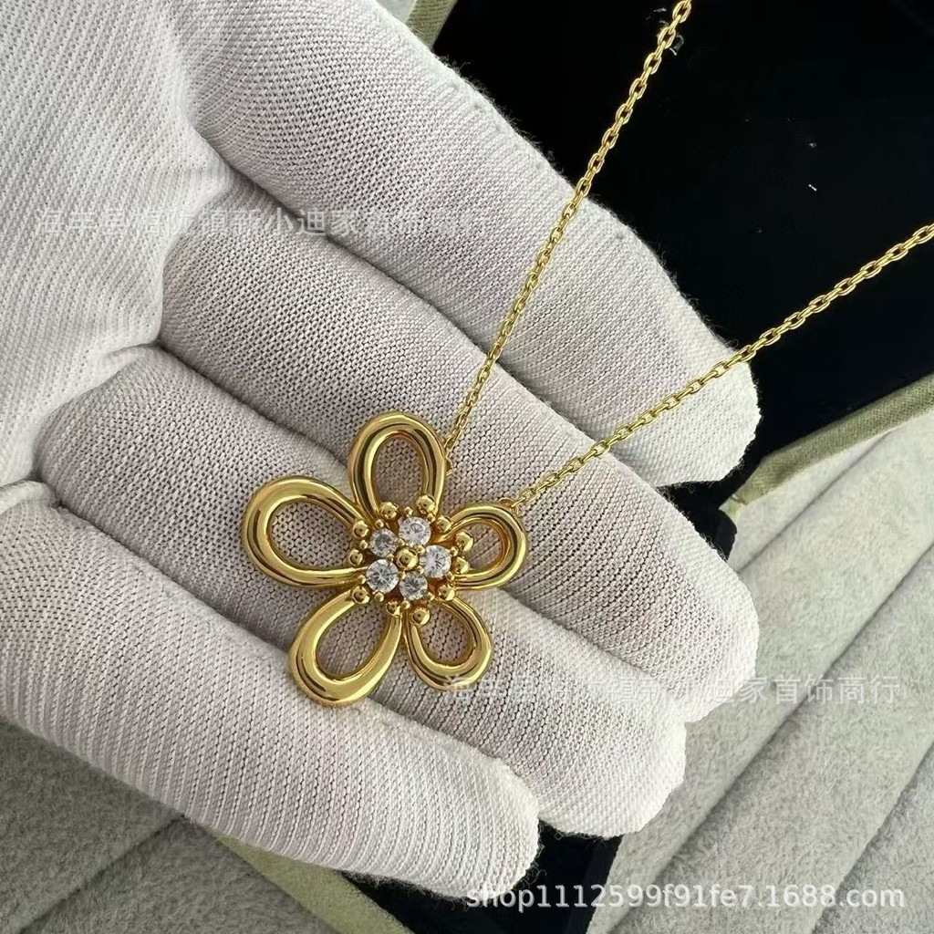 Fashionable gold Hollow Flower Elegant Exquisite Fashionable Fresh Romantic Women's Earrings and Rin