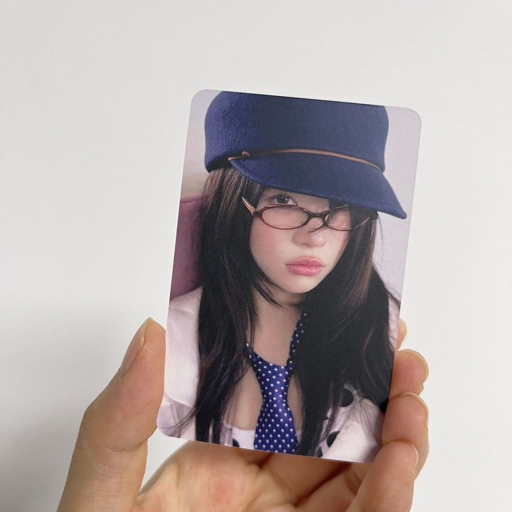 Lễ ILLIT illit mới đặc biệt bomb đặc biệt thẻ nhỏ MOKA Lee Jubilee Min Châu màu lông vũ