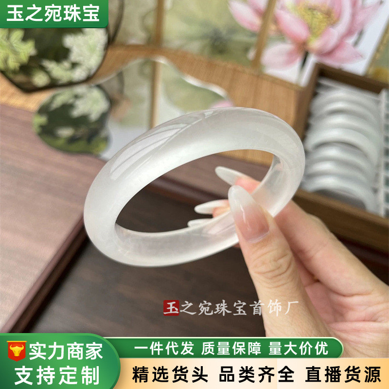 Vòng tay nữ đá thạch anh màu ánh trăng mỏng nhẹ từ thương hiệu Bingbing