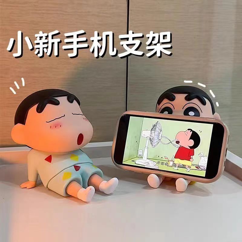 Crayon Shin-Chan Điện Thoại Di Động Giá Đỡ Lười Trang Trí Mô Hình Búp Bê Crayon Shin-Chan Trang Trí 