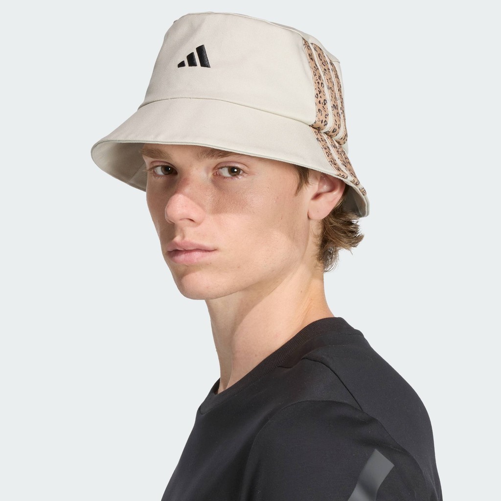adidas Phong cách sống Mũ Bucket Graphic Da Báo 3 Gạch adidas Sportswear Unisex Be JW8672