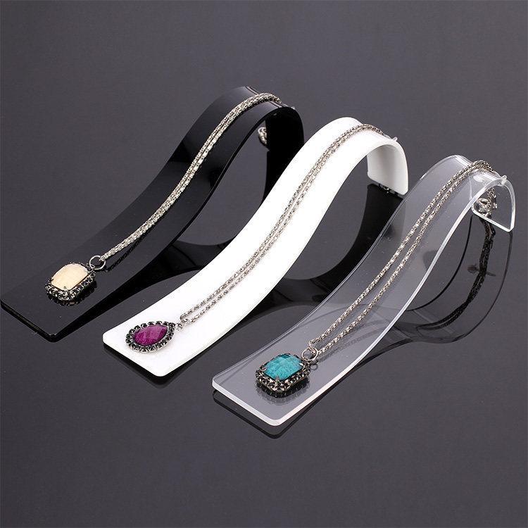 Trang sức gồm vòng tay và mặt dây chuyền ngọc bạc với giá đỡ plexiglass acrylic để trưng bày đứng