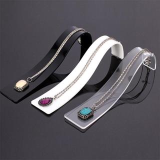 Trang sức gồm vòng tay và mặt dây chuyền ngọc bạc với giá đỡ plexiglass acrylic để trưng bày đứng