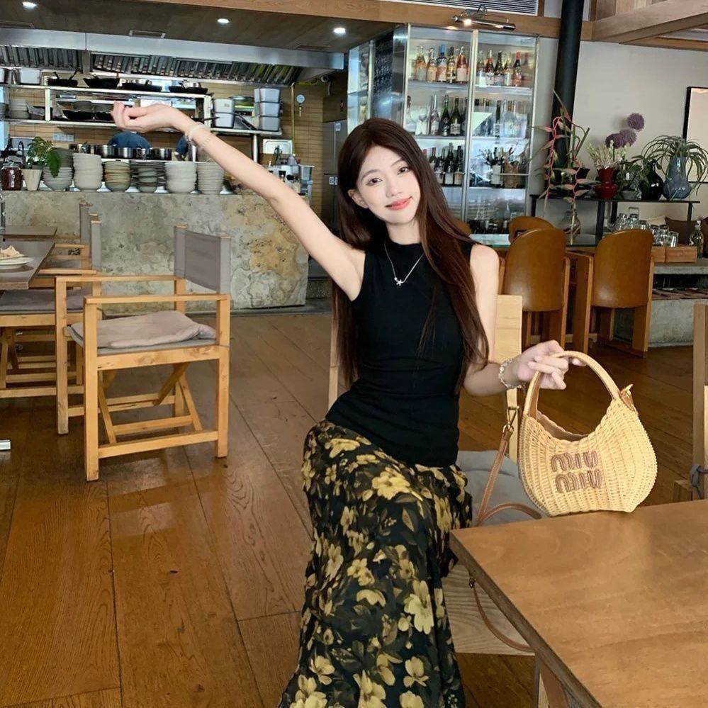 Set Áo Yếm Đen Không Tay Dành Cho Nữ, Ôm Dáng, Chân Váy Midi In Hoa Bộ Thời Trang Mùa Hè Mới - Hàng Order | BigBuy360 - bigbuy360.vn