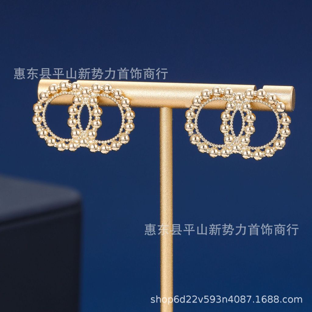 Bông Tai Thơm Ba ̀ Nô ̣ i Nữ Đôi C Phong Cách Chanel Bông Tai Chữ Bông Tai Thiết Kế Niche Bạc RCZS